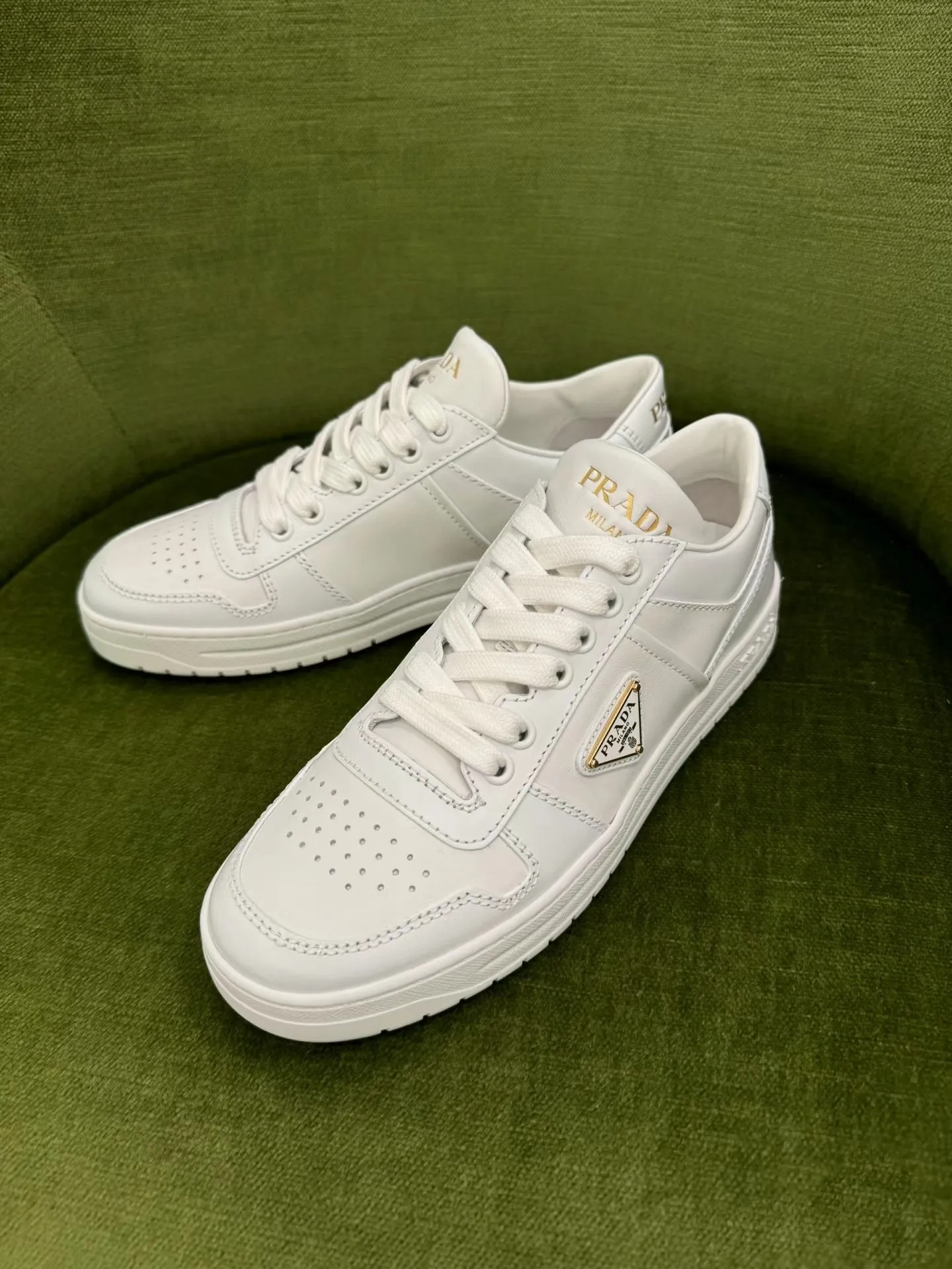 P380 Yuan 38-45 Prada Prada’s new men’s leather sports shoes, the highest version on the market, any comparison is welcome🆚! The original leather has excellent texture and is super high-end! Fetal sheep net lining imported from Italy, removable pad! Luxurious materials and fine workmanship, highly recommended!
